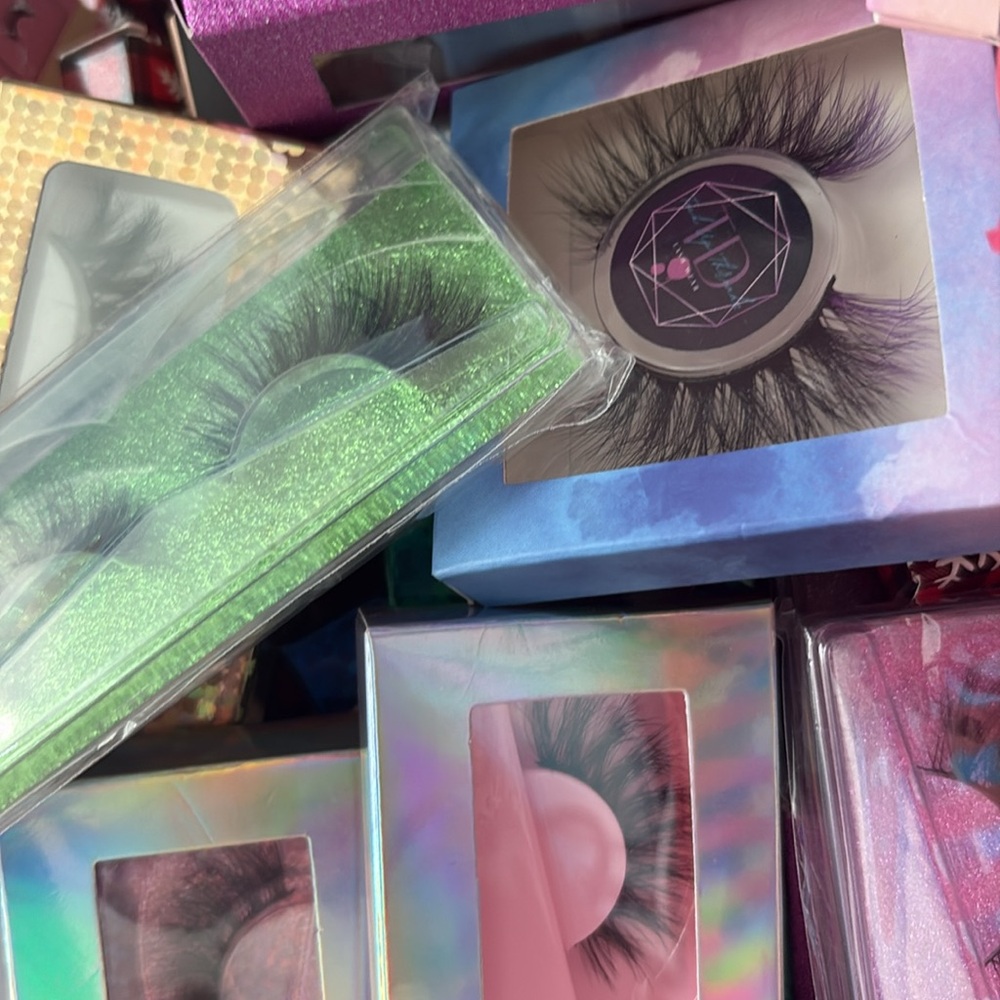 Eyelash Bundle 4 Sets of Lashes & Goodies - Picture 7 of 7